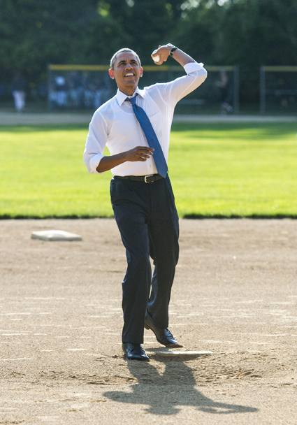 Washington, 19 maggio 2014: il presidente Usa Barack Obama incontra i piccoli atleti di una squadra giovanile di baseball della capitale  concedendosi qualche lancio (Olycom)